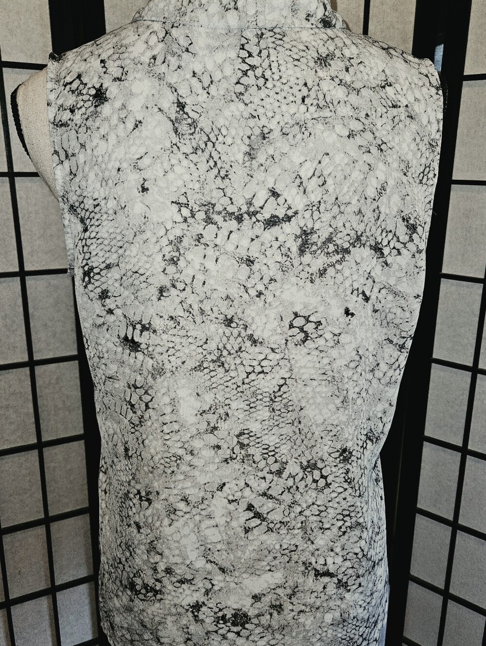 Cynthia Rowley Medium Grey & Black Snakeskin Print Sleeveless V-Neck Top - Picture 4 of 5
